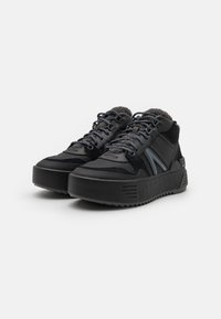 Czarne sneakersy z siateczkowych i zamszowych materiałów, w wysokim kroju, z teksturowanymi akcentami, grubą gumową podeszwą oraz kontrastującymi szarymi detalami.