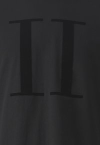 T-shirt noir en coton, avec un grand chiffre noir brillant « II » imprimé au centre, au toucher lisse et à encolure ras du cou.
