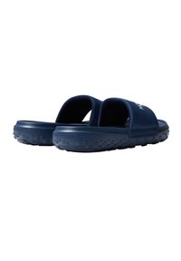Chanclas azul marino con una textura suave, que presentan dos correas abiertas y una suela de goma texturizada para mayor agarre. Logo de la marca estampado en la correa.