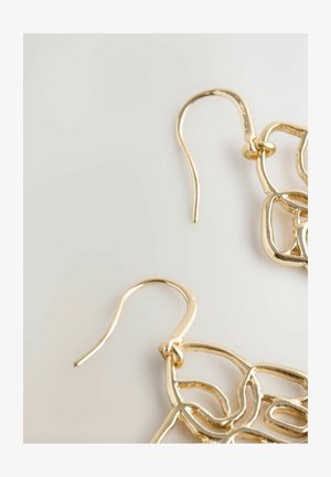 Ohrringe aus goldfarbenem Metall mit einem filigranen, offenen Design aus geschwungenen Formen und einem Hakenverschluss. Glatte, polierte Oberfläche.