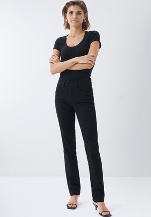 Pantalones negros de cintura alta con corte ajustado, que cuentan con dos bolsillos delanteros, dos cierres de botón y una textura de denim suave.
