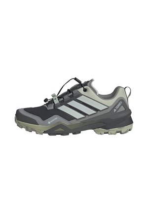 Zapato de senderismo Adidas Terrex bajo en negro y gris con Gore-Tex, franjas reflectantes y suela resistente para tracción al aire libre.