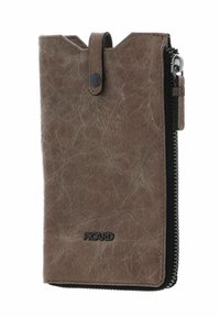 Portefeuille en cuir marron avec une surface texturée, fermeture éclair et bouton-pression. Présente un logo de marque subtil à l'avant.