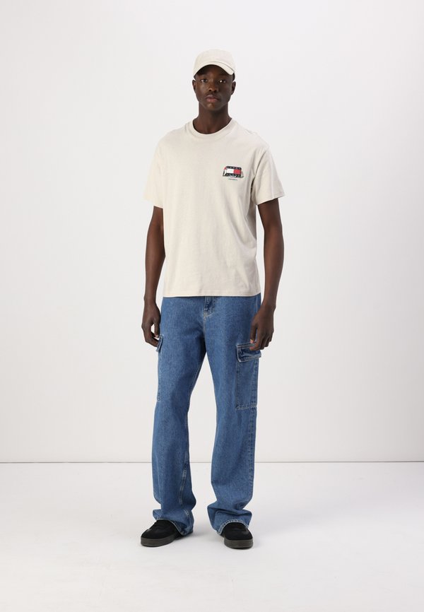 NOVELTY TEE - Print T-shirt - newsprint3