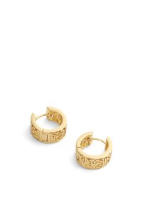 Guldörhängen med en utskärning, en slät böjd ytterform och en säker låsning. Texturerade inre detaljer ger djup.