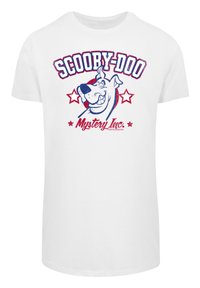 Balts kokvilnas T-krekls ar grafisku attēlu, kurā redzama Scooby-Doo un uzraksts "Scooby-Doo Mystery Inc." zilā un sarkanā krāsā, ar zvaigznēm.