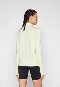 Nike Performance SWIFT - Top dugih rukava - life lime/white/reflective silver