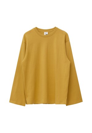 Mosterdgele longsleeve met een ronde hals, rechte zoom en zijsplitten, weergegeven op een witte achtergrond.