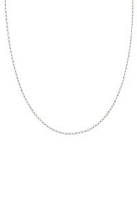 Collar de cadena de plata con eslabones ovalados alargados, textura suave y acabado pulido. Mide aproximadamente 50 cm de longitud.