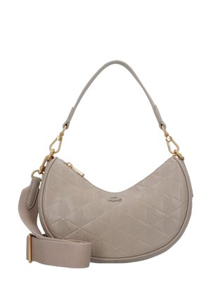 Sac à main beige en forme de croissant, matelassé avec un motif en relief, quincaillerie dorée, bandoulière en tissu amovible et une petite poignée supérieure.