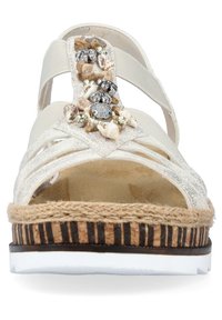 Witte espadrille sandalen met decoratieve kralen en schelpen op de bovenkant, stoffen bandjes en een gevlochten jute zool met een gestreept patroon.