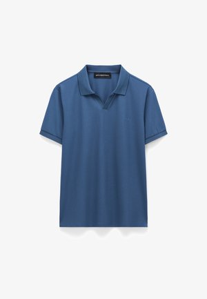 Polo bleu à manches courtes avec un col souple sans boutons, présenté à plat avec une étiquette de créateur visible à l'intérieur du col.