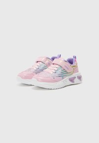 Rosa Sportschuhe mit Glitzer und bunten Akzenten, ausgestattet mit einem Riemenverschluss, Obermaterial aus Mesh und einer strukturierten weißen Sohle mit lila Details.