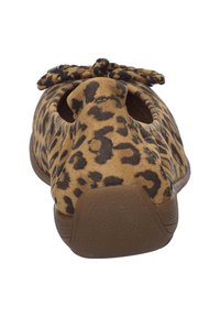 Chaussure à enfiler en imprimé léopard avec un bout arrondi, en matériau en daim doux, côtés élastiqués et un nœud décoratif à l'avant. Semelle épaisse et texturée.