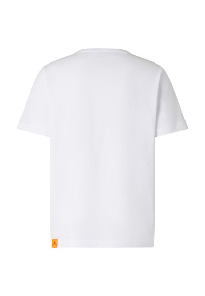 Jednoduché bílé tričko s krátkými rukávy, zobrazené zezadu, s malou oranžovou visačkou blízko dolního lemu na levé straně.