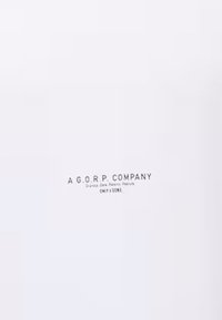 Weißer Hintergrund mit einem einfachen, bedruckten, schwarzen Textlogo: "A G.O.R.P. COMPANY" und "NUR 5 SÖHNE." Sauberes, minimalistisches Design.