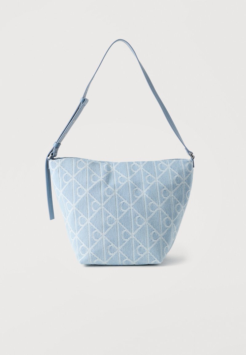 Φωτεινό γαλάζιο υφασμάτινο τσάντα ώμου με ρυθμιζόμενο ιμάντα και επαναλαμβανόμενο λευκό γεωμετρικό μοτίβο με βρόχους.
