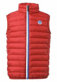 Rote Pufferweste mit hohem Kragen, blauem Reißverschluss und horizontalen Nähten. Verfügt über ein kleines rundes Logo auf der linken Brust.