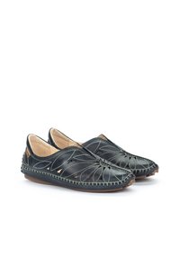 Chaussures noires en cuir à enfiler avec un motif floral découpé, doublure intérieure beige et coutures contrastées le long des bords.
