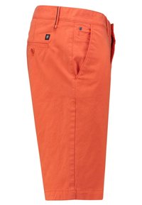 Shorts en coton orange à coupe droite, avec des poches latérales et arrière, et une petite étiquette logo sur la taille.