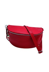 Rode leren schoudertas met een afgeronde vorm, voorzien van een ritsluiting, een gestructureerd uiterlijk en een verstelbare strap.