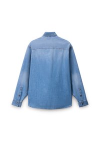 Μακρυμάνικο πουκάμισο από ανοιχτό μπλε τζιν, εμφανιζόμενο από πίσω, με μανσέτες που κλείνουν με κουμπιά και ευθεία περαστή λωρίδα στη σειρά των ώμων.