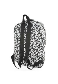 Mochila con estampado en blanco y negro que cuenta con correas negras ajustables, un cierre de cremallera y un gran diseño gráfico con letras.