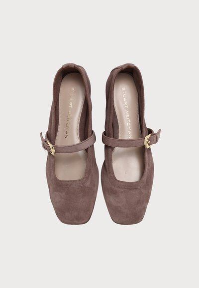 Paire de chaussures Mary Jane en daim marron avec bouts carrés et boucles dorées, vues de dessus sur fond blanc.