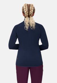 Maglietta atletica a maniche lunghe di colore blu navy con colletto alto e spalle senza cuciture, caratterizzata da una texture liscia e un design aderente, adatta per l'abbigliamento sportivo.