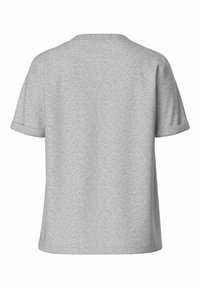 Grå T-skjorte med kort erme og rund hals, myk tekstur og oppbrettede ermer. Stoffet har et subtilt heather-mønster.