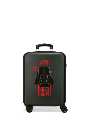 Maleta rígida negra con cuatro ruedas que presenta texto rojo de Star Wars y un gran gráfico del casco de Darth Vader en la parte frontal.