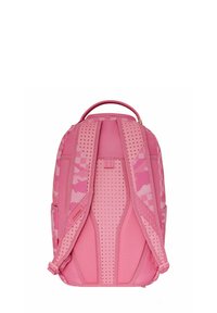 Zaino rosa con motivo camouflage, schienale imbottito traspirante, spallacci regolabili e una maniglia superiore. Materiale liscio con una texture sottile.