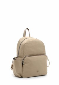 Beige rugzak van zacht nylon, met een afgeronde vorm, twee met ritsen afsluitbare vakken en verstelbare riemen. Soepele textuur, minimalistisch ontwerp.