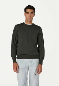 Maglione lavorato a maglia grigio scuro con collo rotondo, polsini e orlo a coste. Presenta un piccolo logo sulla parte superiore del petto sinistro.