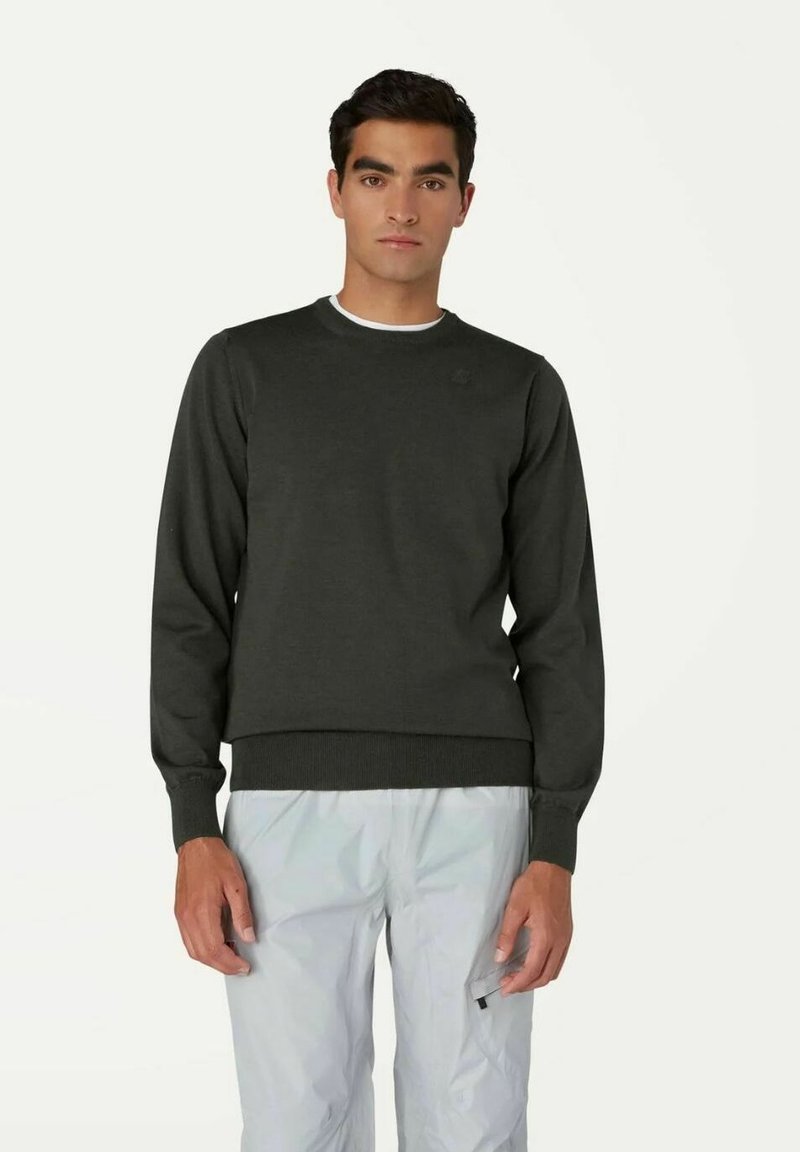 Maglione lavorato a maglia grigio scuro con collo rotondo, polsini e orlo a coste. Presenta un piccolo logo sulla parte superiore del petto sinistro.