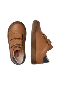 Scarpe in pelle marrone con due strap in Velcro, suola in gomma e un accento blu navy sul tallone. Fodera morbida visibile all'interno.