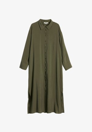 Oliivivihreä pitkä napillinen mekko, joka on valmistettu sileästä kankaasta; siinä on kaulus, pitkät hihat ja sivuhalkiot, jotka helpottavat liikkuvuutta.