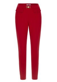 Pantalones rojos ajustados con un diseño ceñido, que cuentan con una hebilla de cinturón de hardware dorado y bolsillos frontales, fabricados con una tela suave.