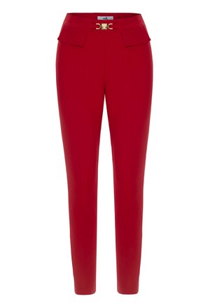 Pantaloni rossi su misura con un design aderente, dotati di una cintura con fibbia dorata e tasche anteriori, realizzati in un tessuto liscio.