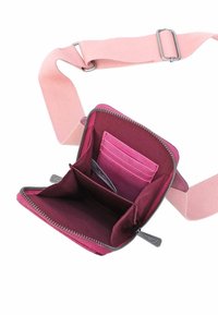 Piccola tracolla rosa compatta, con chiusura a zip, numerosi scomparti per carte e una tasca interna. Tracolla in tessuto morbido con lunghezza regolabile.