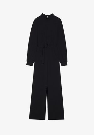 Schwarzer Jumpsuit mit langen Ärmeln, hohem Kragen, tailliertem Schnitt mit runder Schnalle und weit geschnittenen Hosen. Glatter Stoff mit minimalistischer Gestaltung.