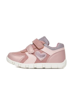Sneaker per bambini rosa e malva con suola bianca, due straps in velcro e dettaglio a forma di cuore metallico sul lato.