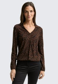 Bruine blouse met lange mouwen en V-hals, voorzien van een zwart luipaardprintpatroon, een gladde textuur en elastische manchetten.