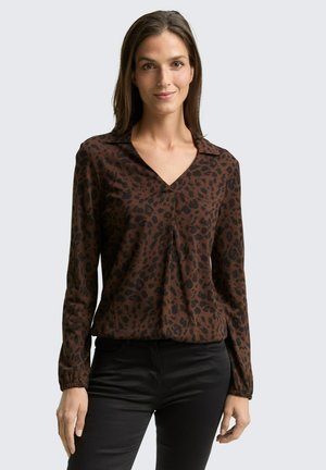 Bruine blouse met lange mouwen en V-hals, voorzien van een zwart luipaardprintpatroon, een gladde textuur en elastische manchetten.