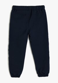 Navyblauwe joggers met een elastische tailleband, taps toelopende enkels, een zachte textuur en zonder zichtbare patronen of hardwaredetails.