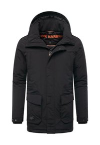 Parka nera isolata con cappuccio, chiusura con zip, due tasche frontali e polsini regolabili. Presenta un logo sul davanti e sull'imbottitura interna.