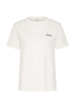 T-shirt blanc à manches courtes avec col rond et petit texte « Mom » brodé sur le côté gauche de la poitrine.