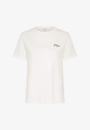 Wit T-shirt met korte mouw en ronde hals met kleine geborduurde tekst "Mom" op de linkerborst.