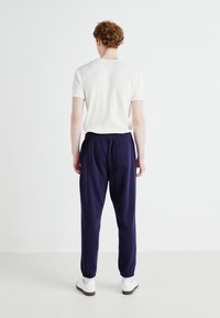 GAP TONAL ARCH JOGGER - Treniņtērpa apakšdaļas - navy uniform