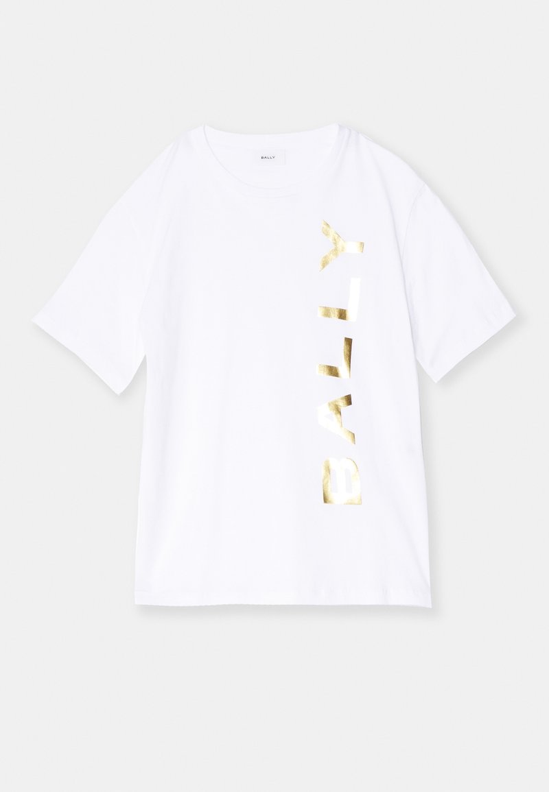 T-shirt blanc à manches courtes avec texte vertical en feuille d'or « BALLY » sur le côté droit avant et encolure ronde.